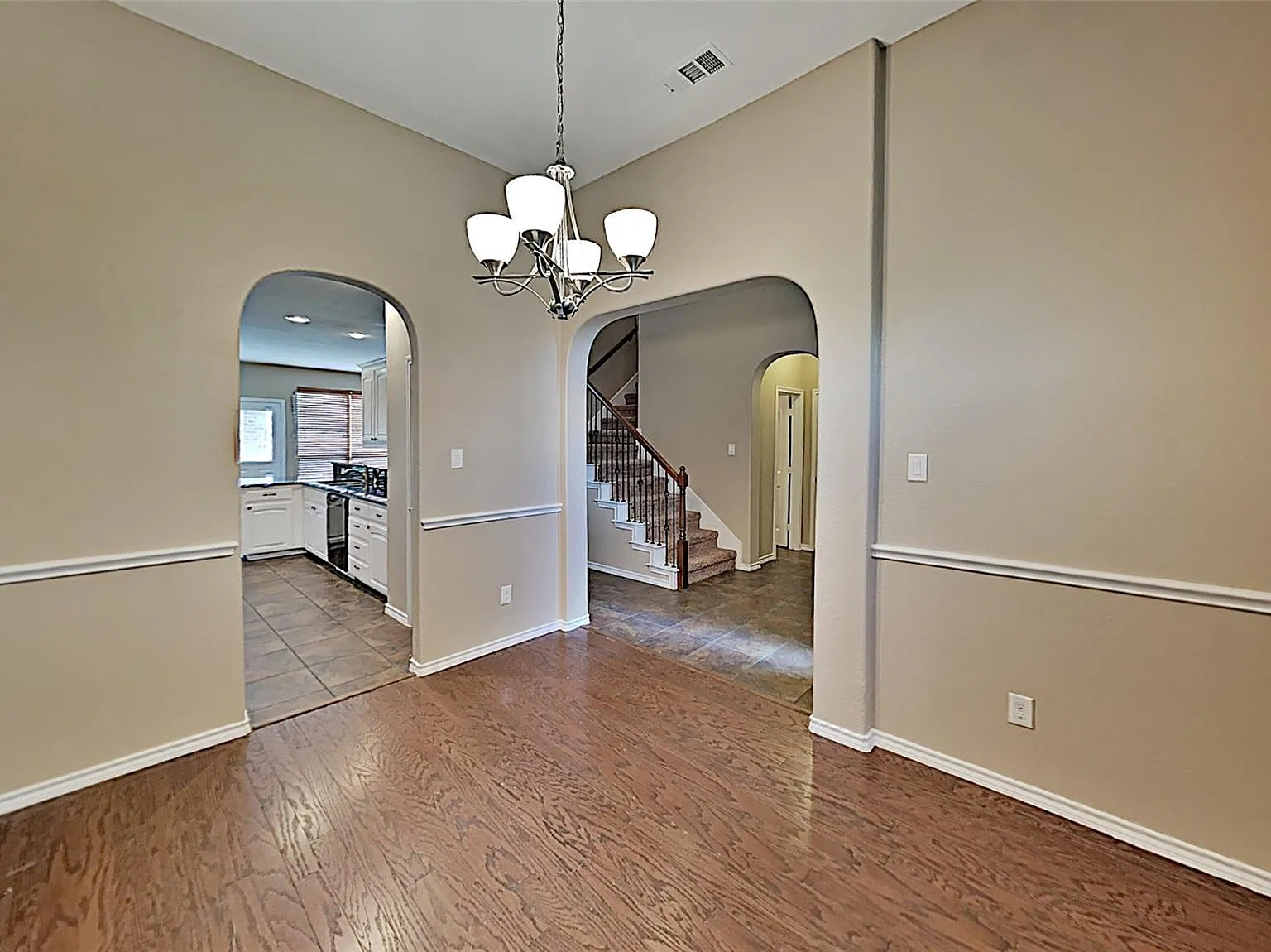 4 bed, 2500 sqft, $2,300 — Photo 2