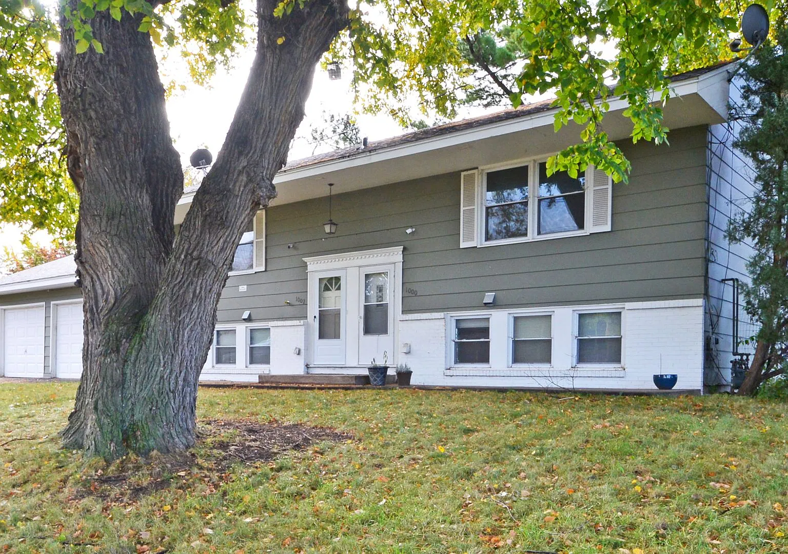 2 Bed | 2 Bath W/ Garage in Heart of Columbia Heights — Photo 1