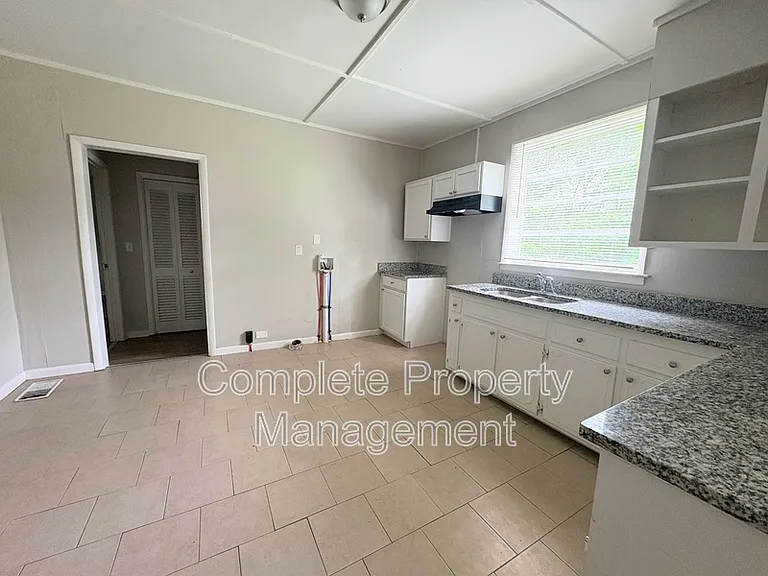 704 Avenue I — Photo 3