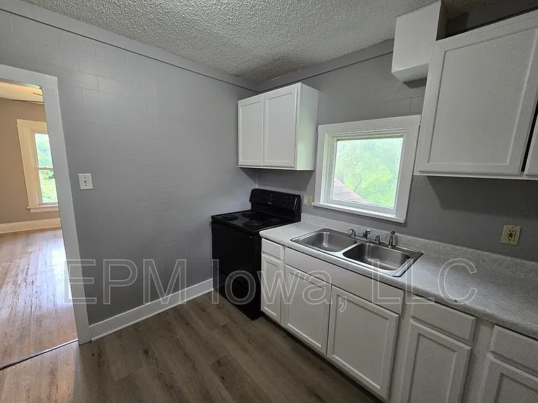 24 Van Buren St — Photo 16
