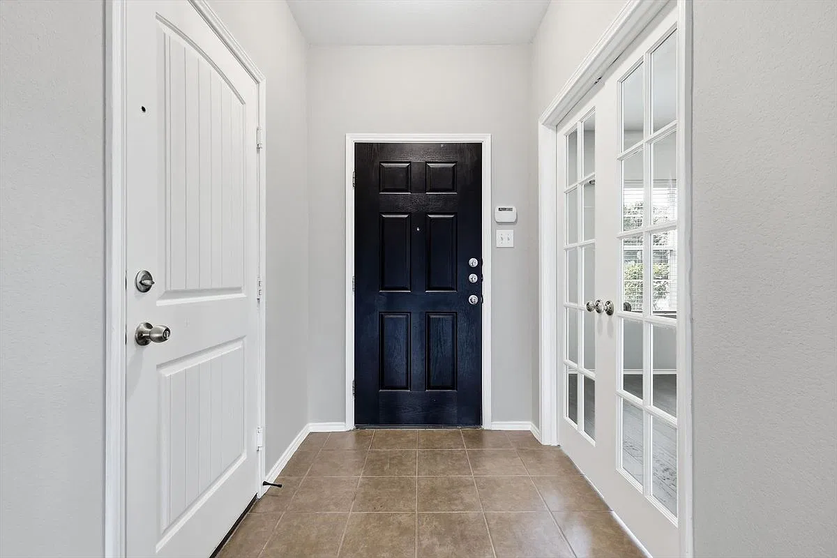 3 bed, 2.0 bath, 1740 sqft, $1,900 — Photo 2