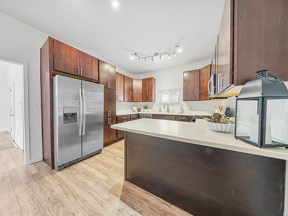 4th image of 820 Brown St #1