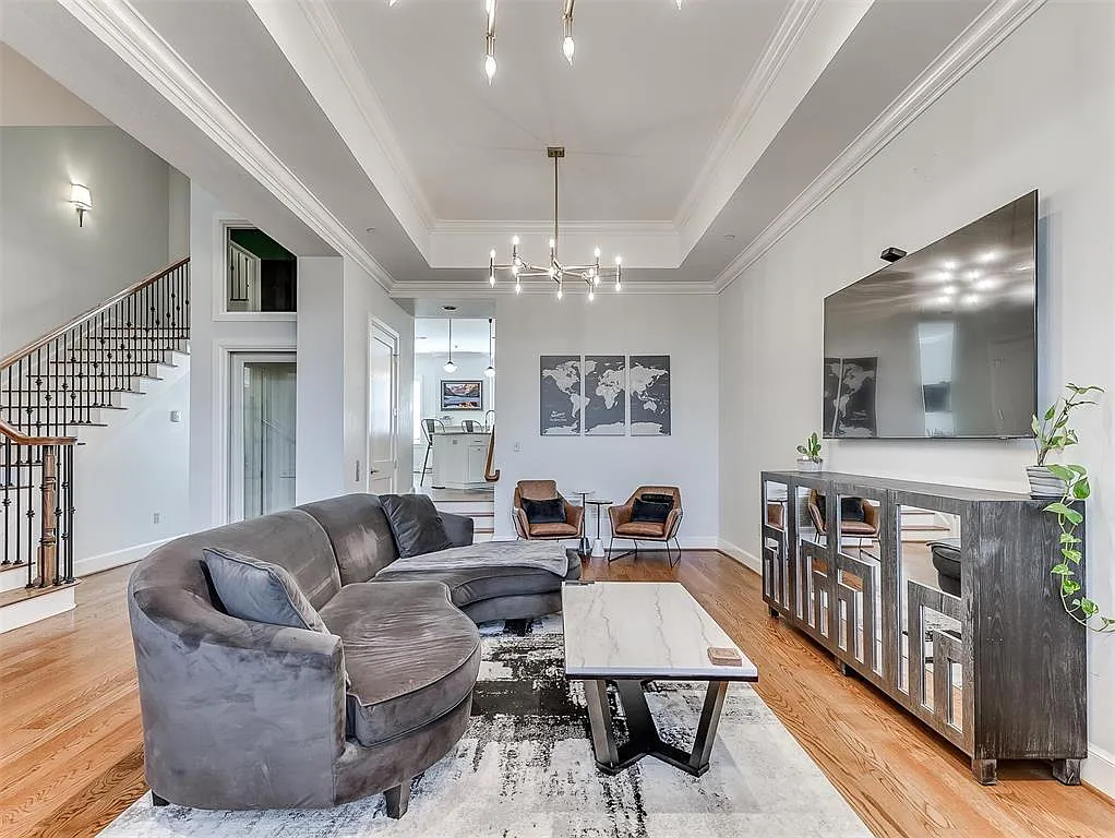 4 bed, 3.5 bath, 3686 sqft, $5,995 — Photo 3