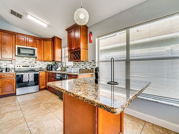 3rd image of 619 S Eagle Pointe Blvd
