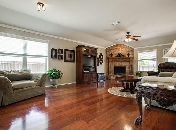 5th image of 2901 Redwood St