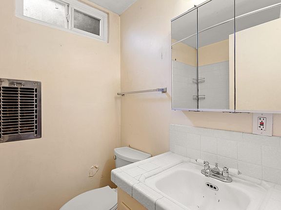 5th image of 3145 Sheridan St #B