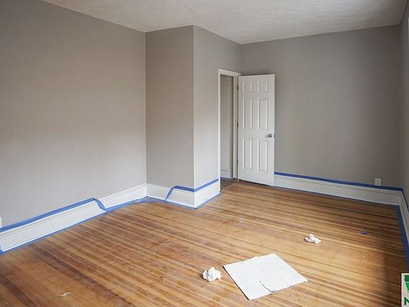 5th image of 915 Douglas St