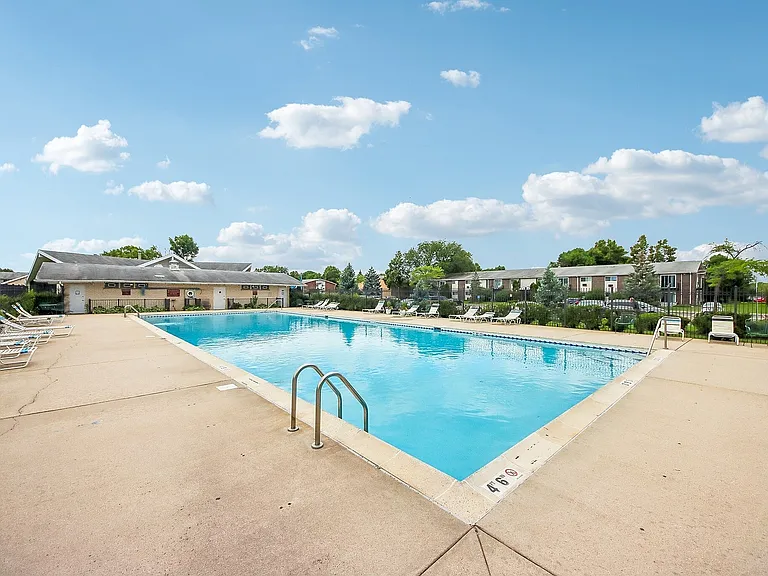 71-web-or-mls-Kennedy Dr-1906-911
