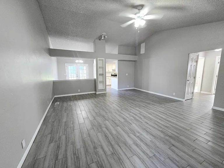 217 Cypress Dr — Photo 4
