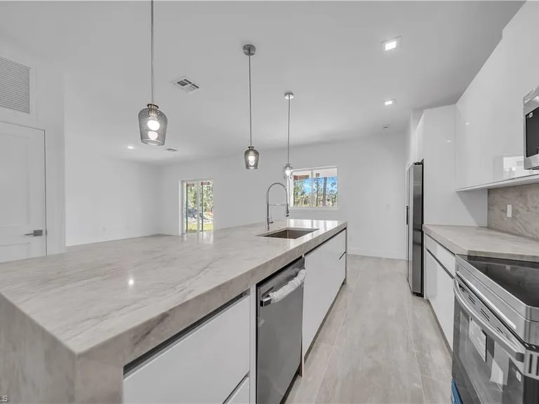1142 Dutchess St E — Photo 12