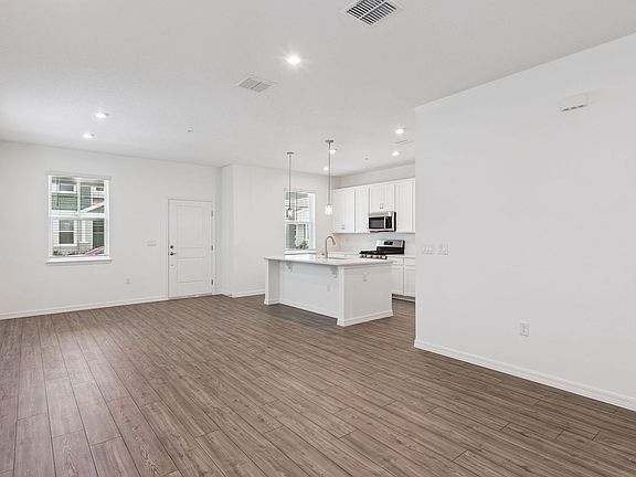4th image of 523 Orient Ave