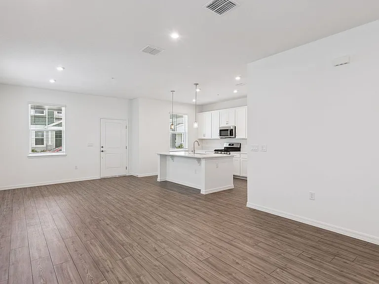 523 Orient Ave — Photo 4