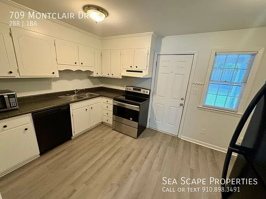 Pet Friendly 2 Bedroom, 1 Bath Duplex Located in the Center of Wilmington — Photo 4