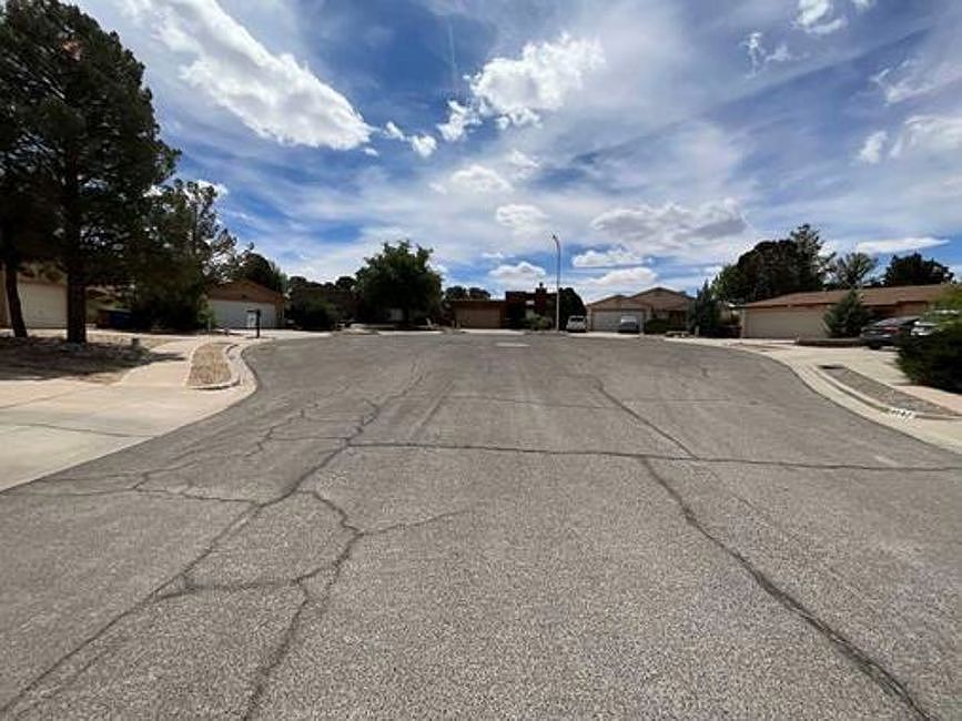 Exterior Neighborhood (street photo)