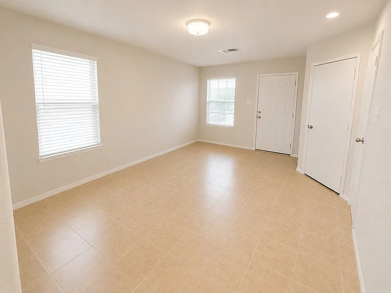 1518 Perennial Ln — Photo 2