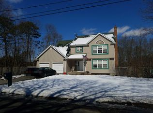 27 Beacon St, Shirley, NY 11967