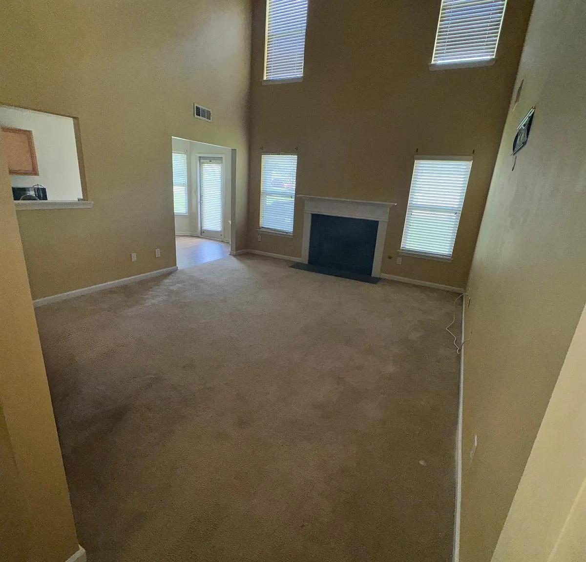 6 bed, 3.5 bath, 3000 sqft, $2,250 — Photo 3