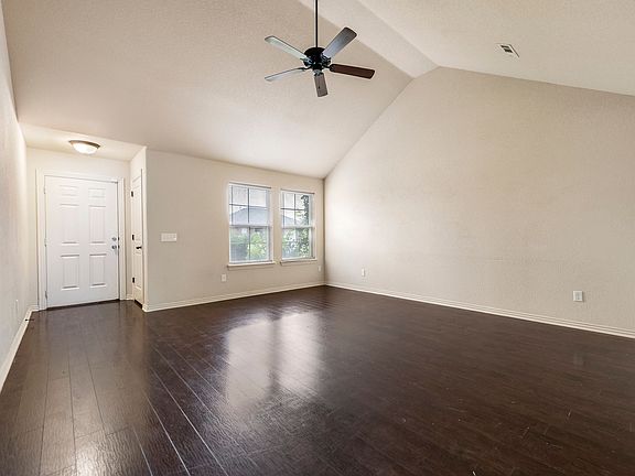 3rd image of 924 Kensington Dr
