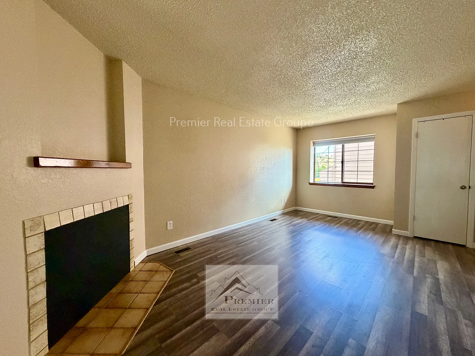 2 bed, 1.5 bath, 976 sqft, $1,295 — Photo 2