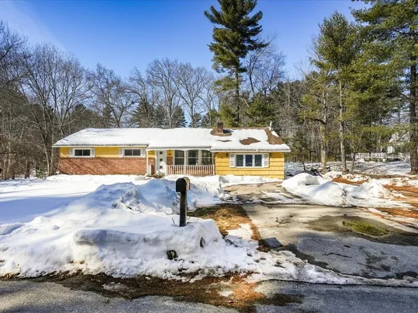 6 Hemlock Drive, Pelham, NH 03076