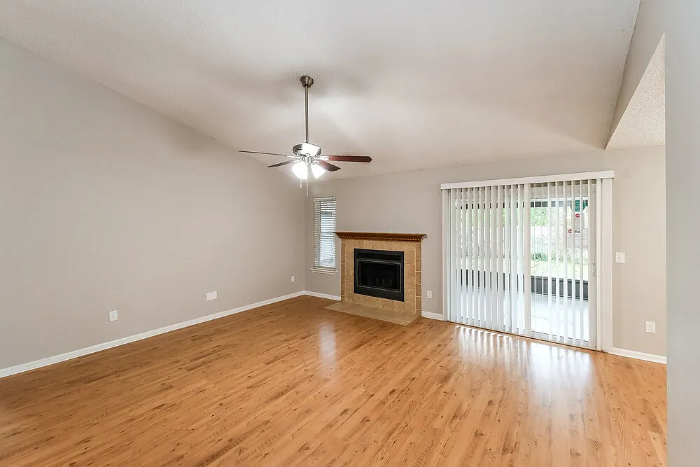 3 bed, 2.0 bath, 1257 sqft, $2,040 — Photo 4