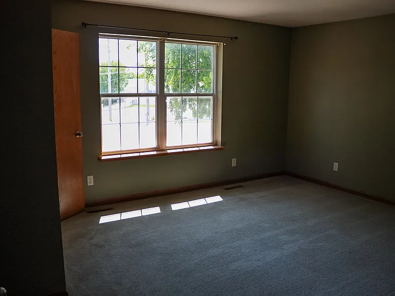 1215 E Bremer Ave — Photo 9