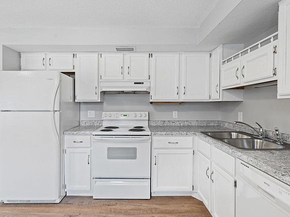 5th image of 2706 Sharon St