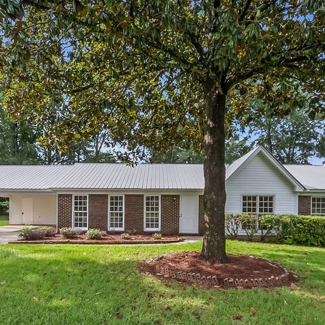 Beautiful 3 Bed 2 Bath Home! Available Fall 2026! — Photo 1