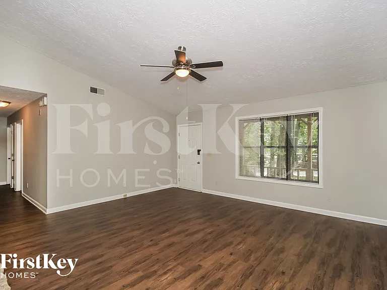 1049 Rolling Green Dr — Photo 4