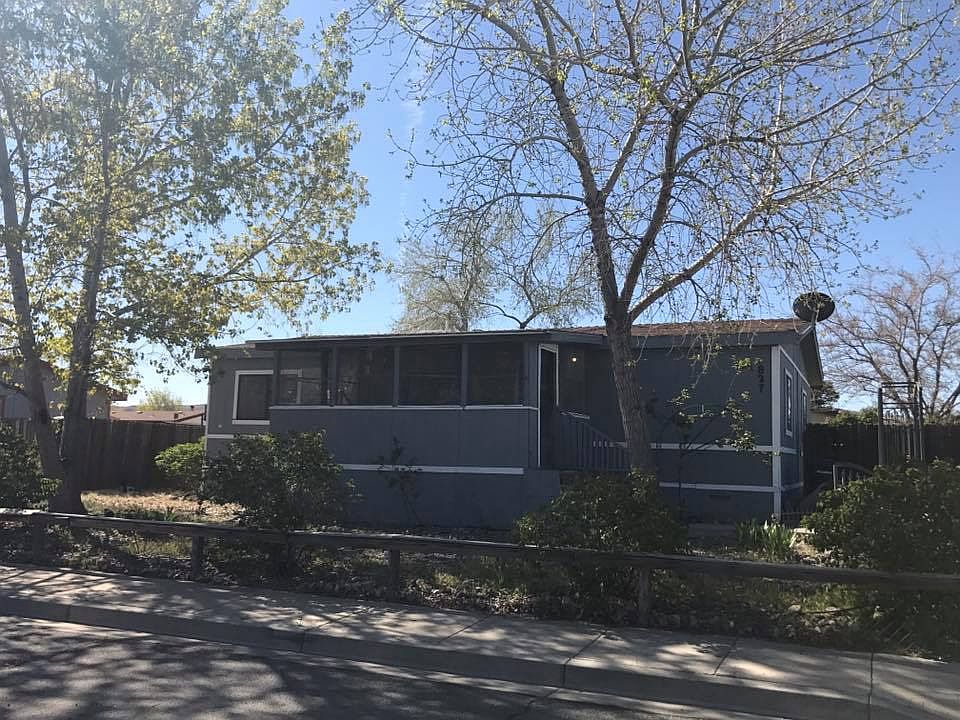 1st image of 827 Scott Dr