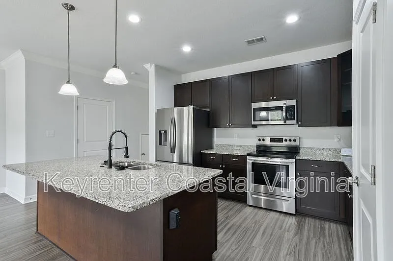 Building Photo - 2115 Belden Ave