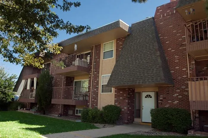 2062 S Monaco Pkwy — Photo 1