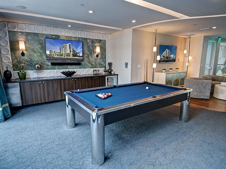 Gaspar Loft with Billiards Table, Bar