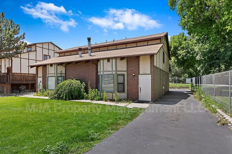 5 bed, 2.0 bath, 1900 sqft, $2,495 — Photo 1