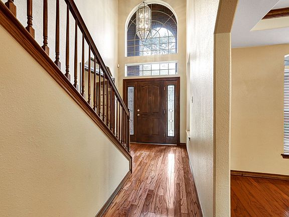 4th image of 8614 Queen Hts