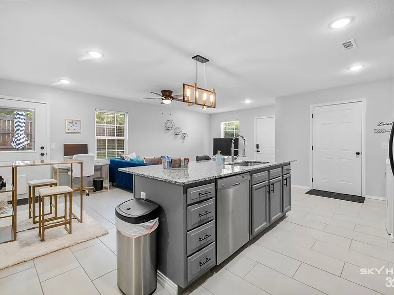 729 S Erika Ave — Photo 10