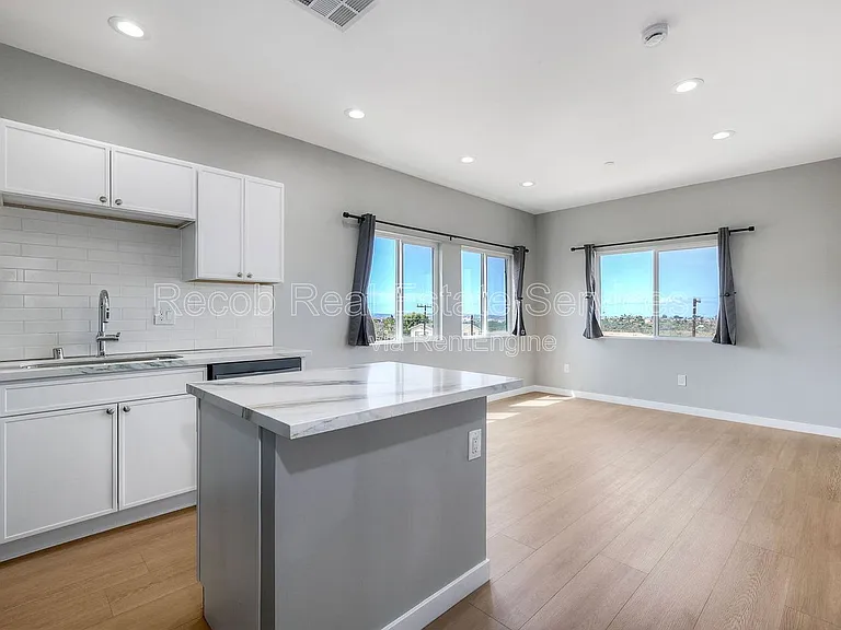 2394 W Jewett St #2392 — Photo 3