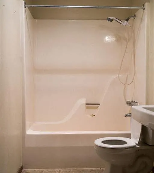Burton Place Apts — Photo 14