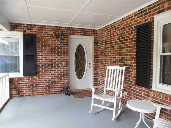 3rd image of 610 Spencer Cir