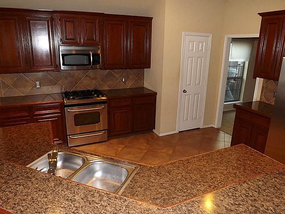 3rd image of 513 Reddingwood Ln