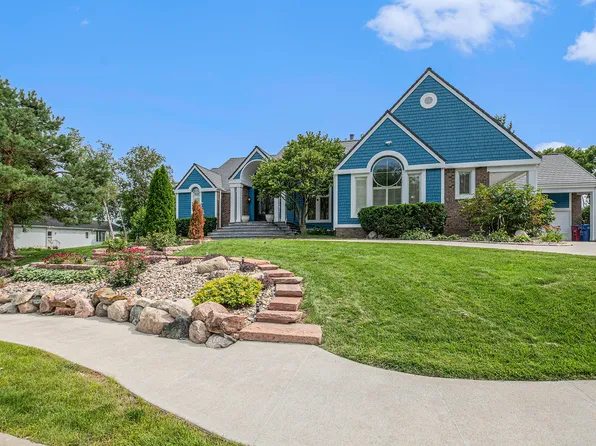 811 Western Hills Dr, Papillion, NE 68046