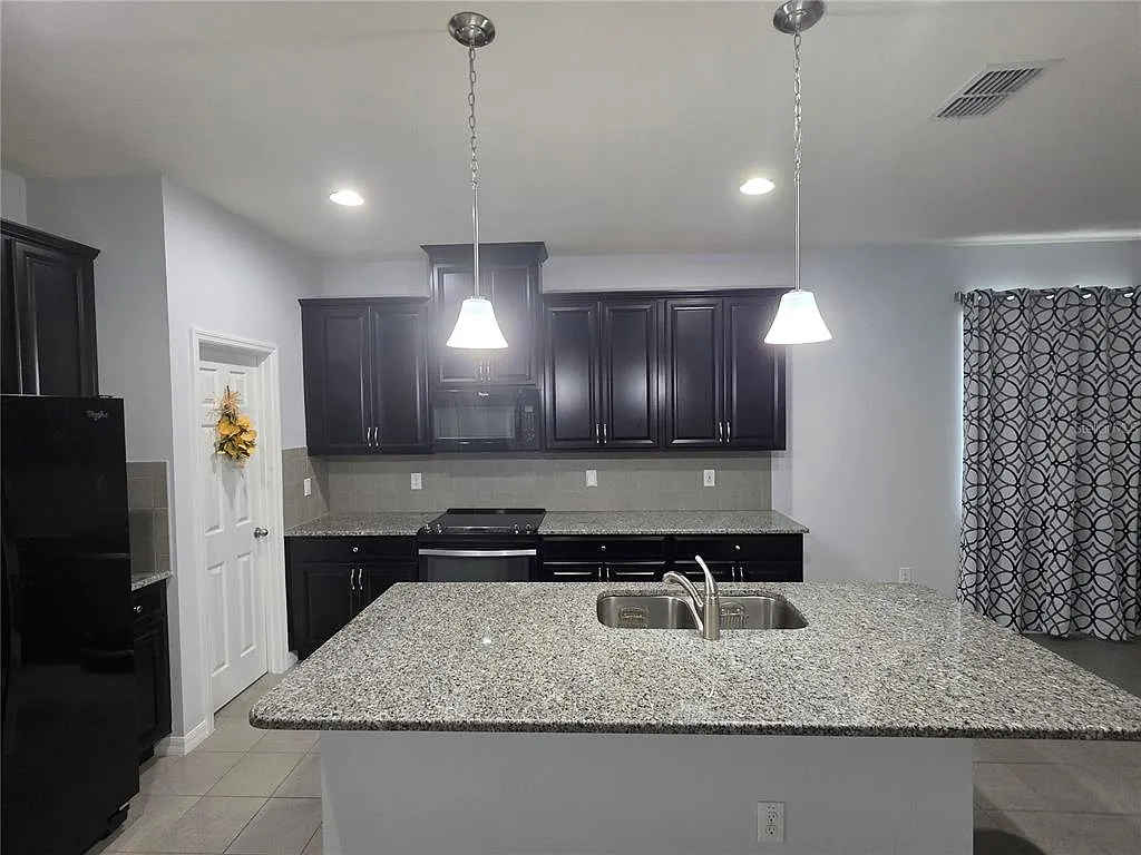 3 bed, 2.0 bath, 2046 sqft, $2,550 — Photo 3