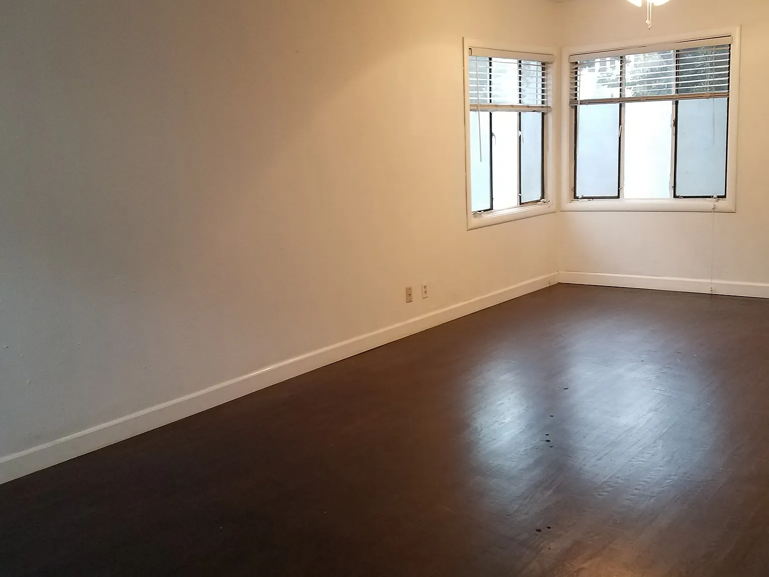 1000 V St — Photo 2