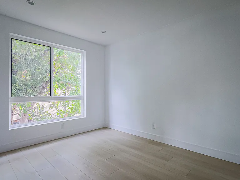 New Construction Luxury 4 Bed Townhomes With Roof Decks — Photo 15