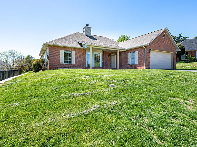 1315 Hunters Way Ct — Photo 3