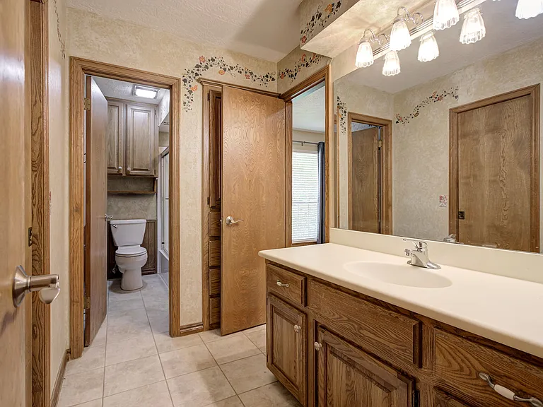 2nd Jack & Jill Bathroom
