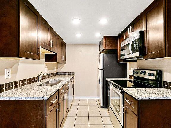 Kitchen. Granite countertops, slow/soft closing doors