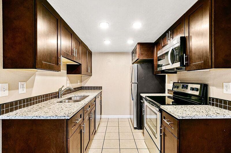 Kitchen. Granite countertops, slow/soft closing doors