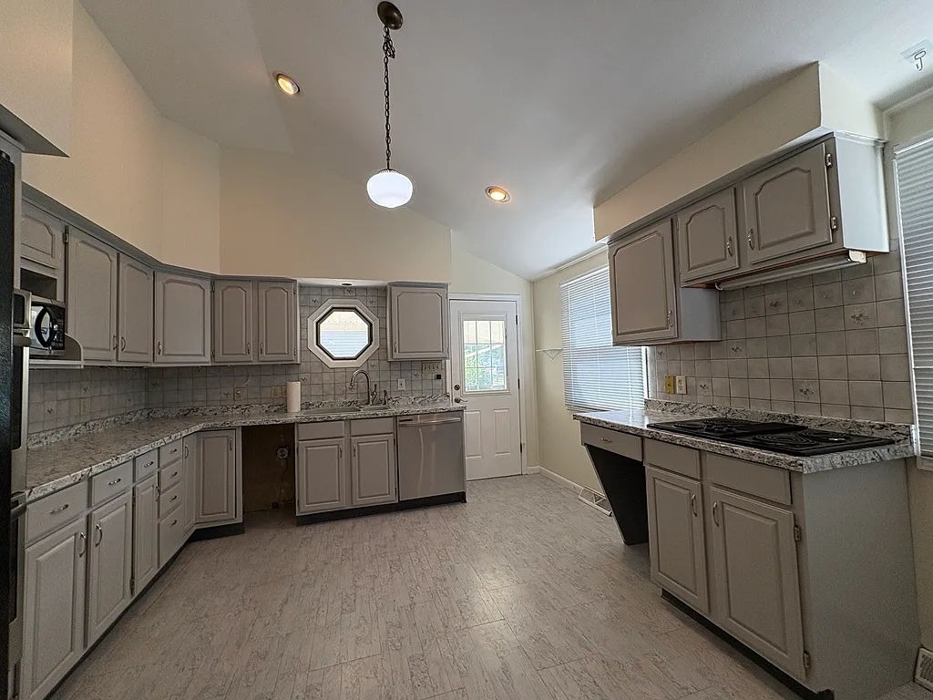 4 bed, 1.5 bath, 1525 sqft, $2,700 — Photo 4