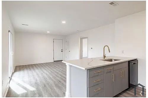 325 W Parkwood Dr Photo 1